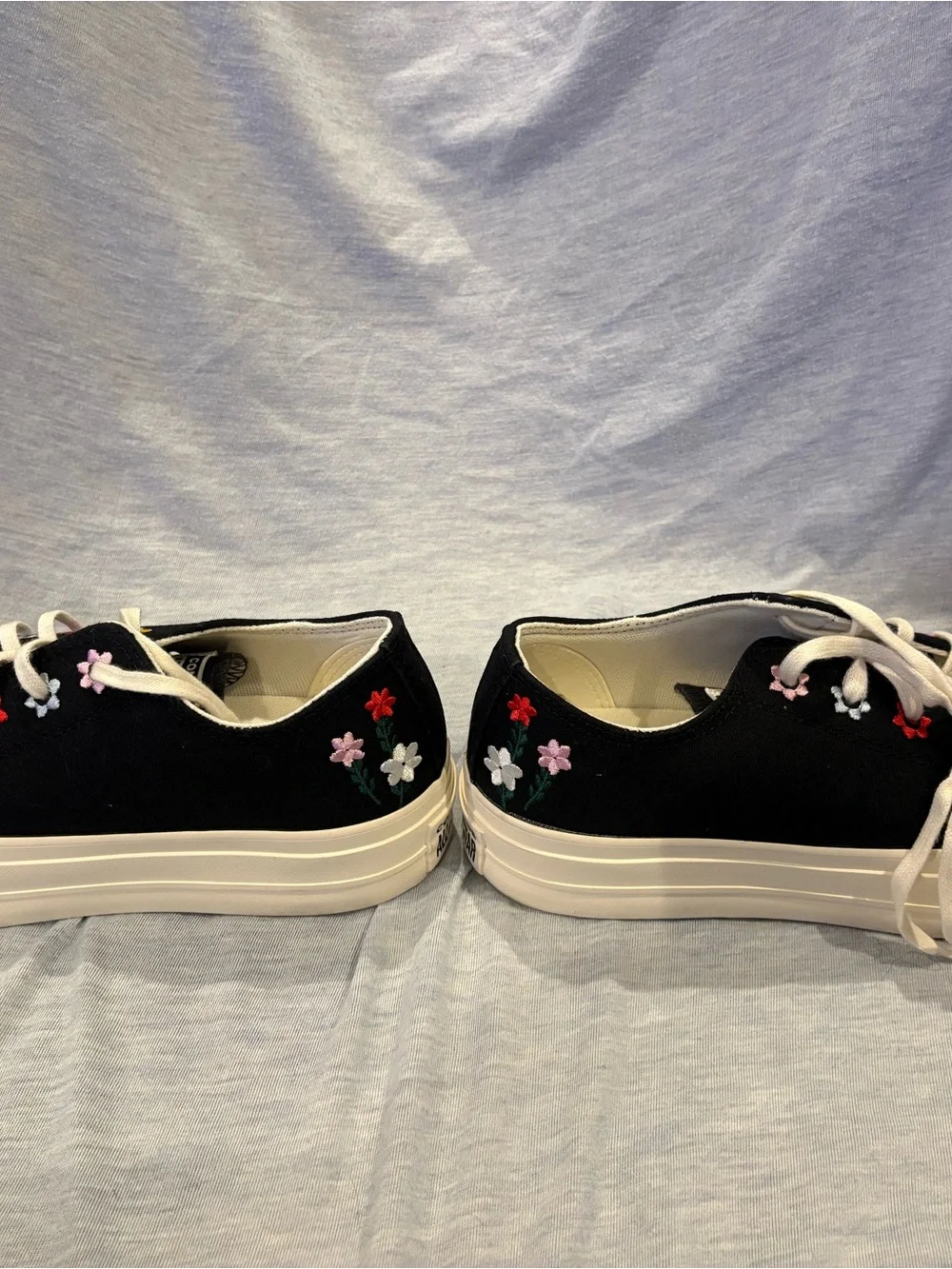 Converse black low